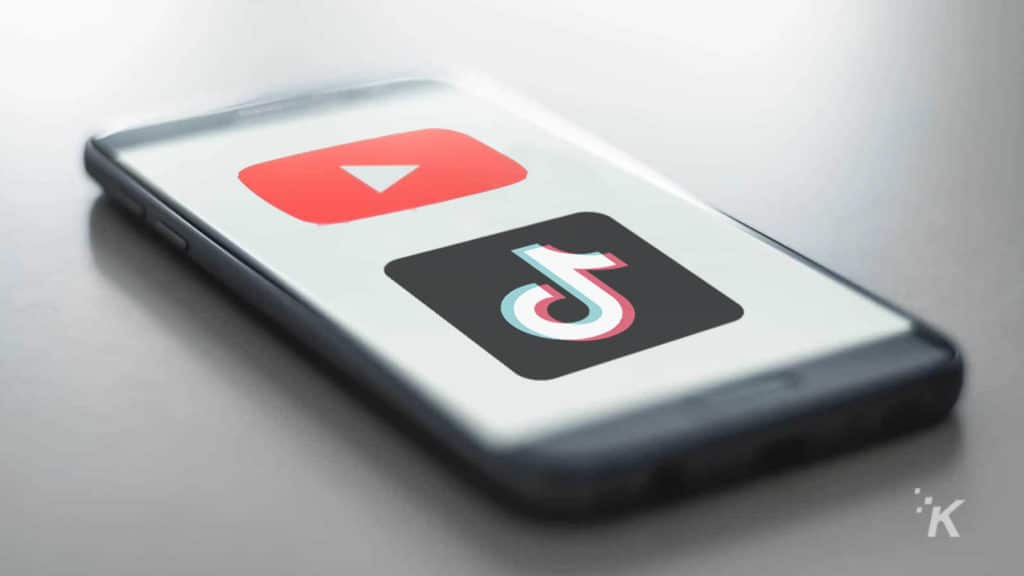 휴대 전화의 YouTube 및 tiktok 로고