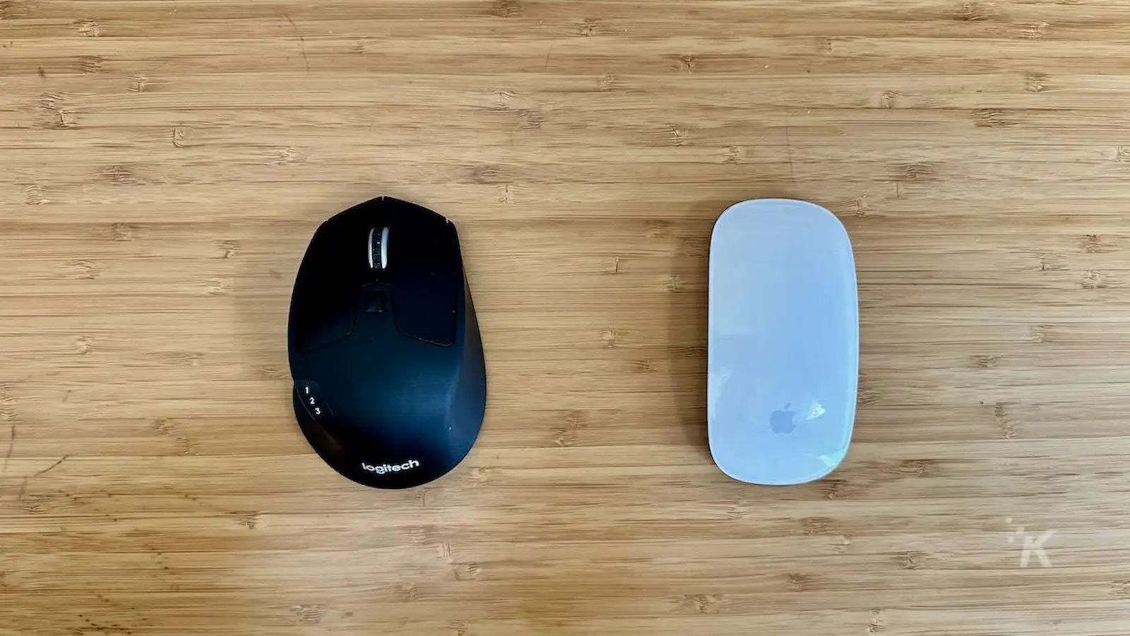 mouse logitech vs mouse mágico de apple en el escritorio de la oficina