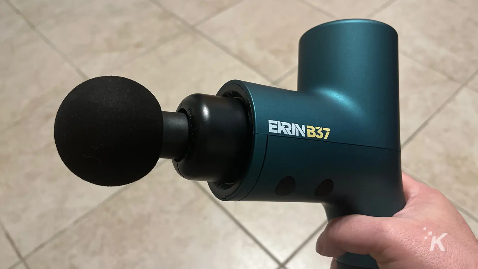 ekrin B37 敲击按摩器在手中特写