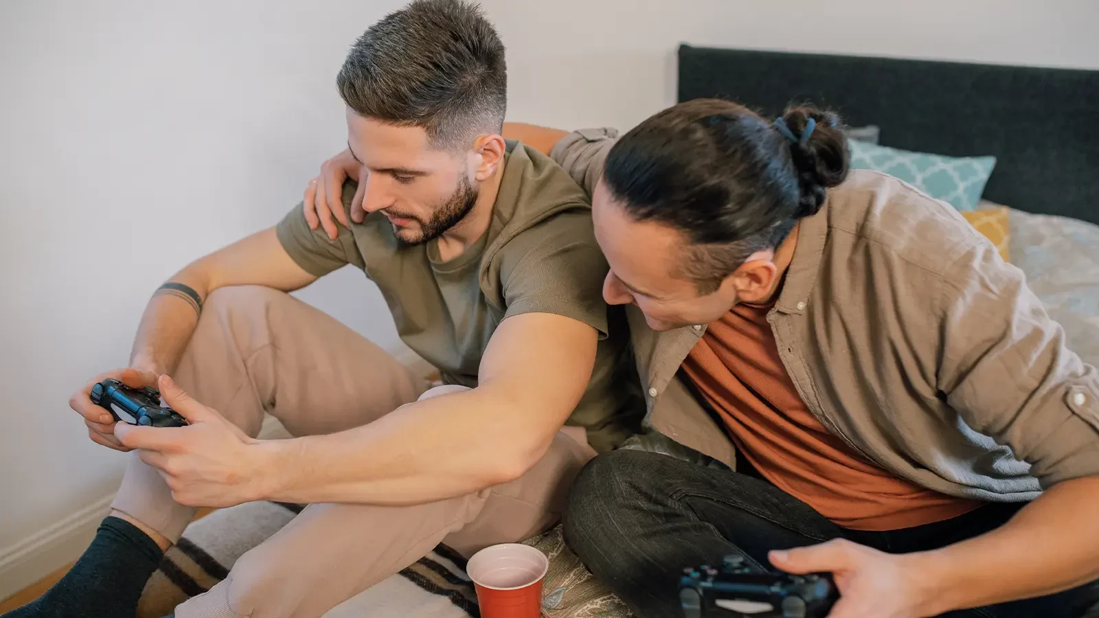 uomini che giocano ai videogiochi