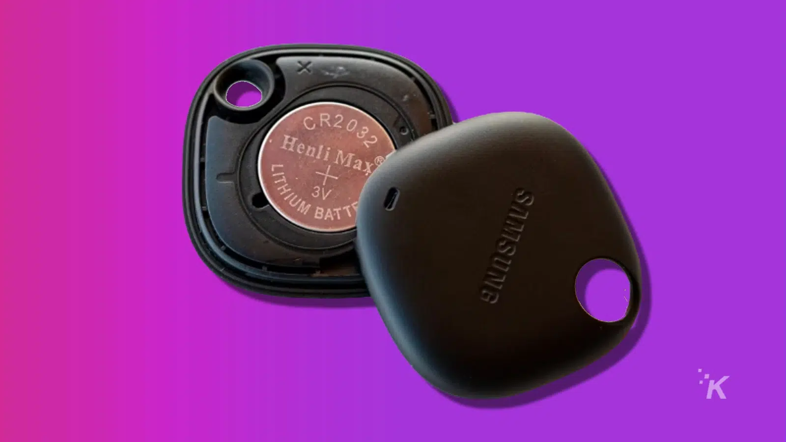 Samsung Galaxy Smarttag mit richtig eingesetzter Batterie auf violettem Hintergrund