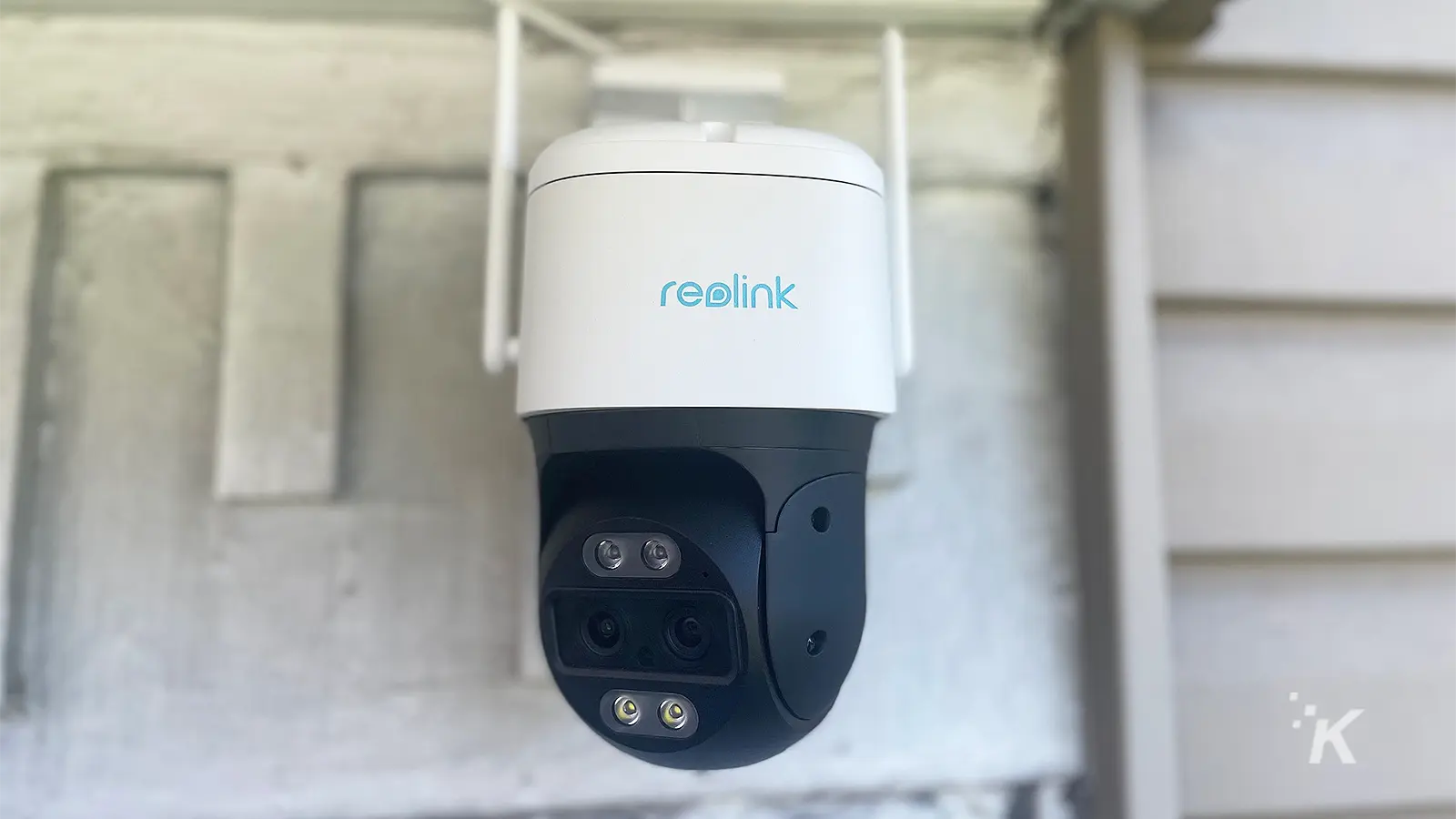 Vedere laterală Reolink TrackMix Wifi montată pe casă