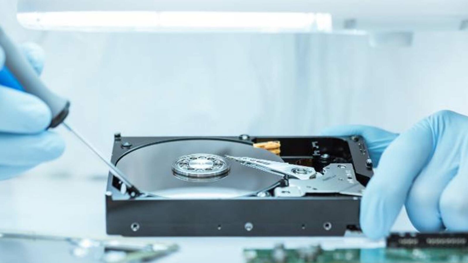 Seseorang secara aktif mengendarai perangkat elektronik dalam ruangan dengan hard disk.