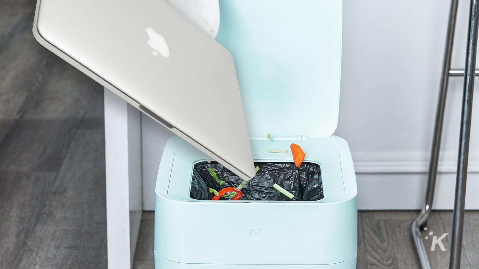 macbook pro di tempat sampah