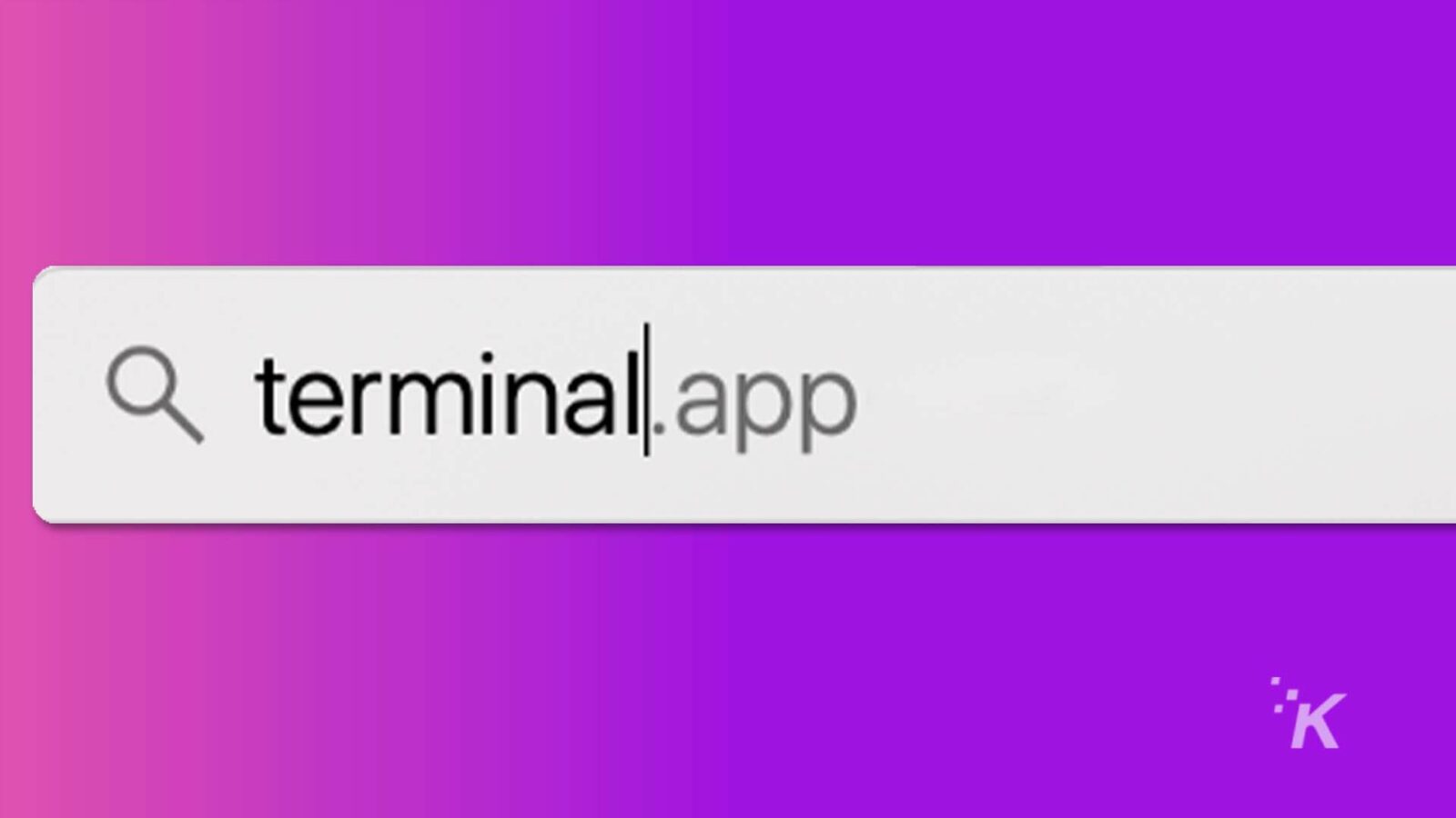 Seseorang menggunakan aplikasi Terminal di komputer untuk mengakses baris perintah. Teks Lengkap: Q terminal.app