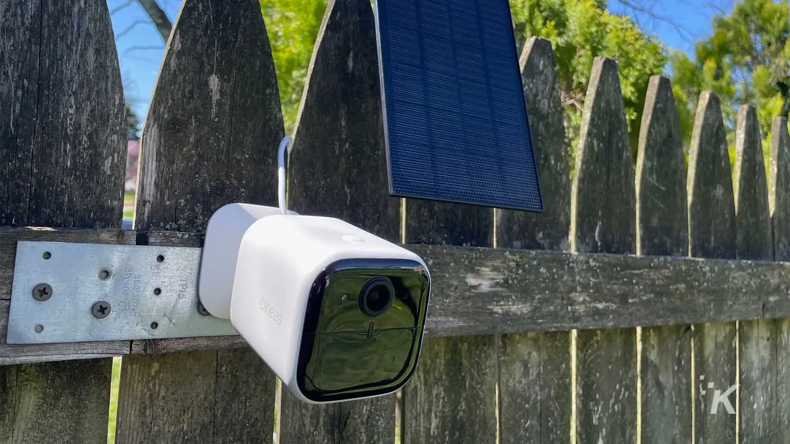 Telecamera di sicurezza Winees su un recinto