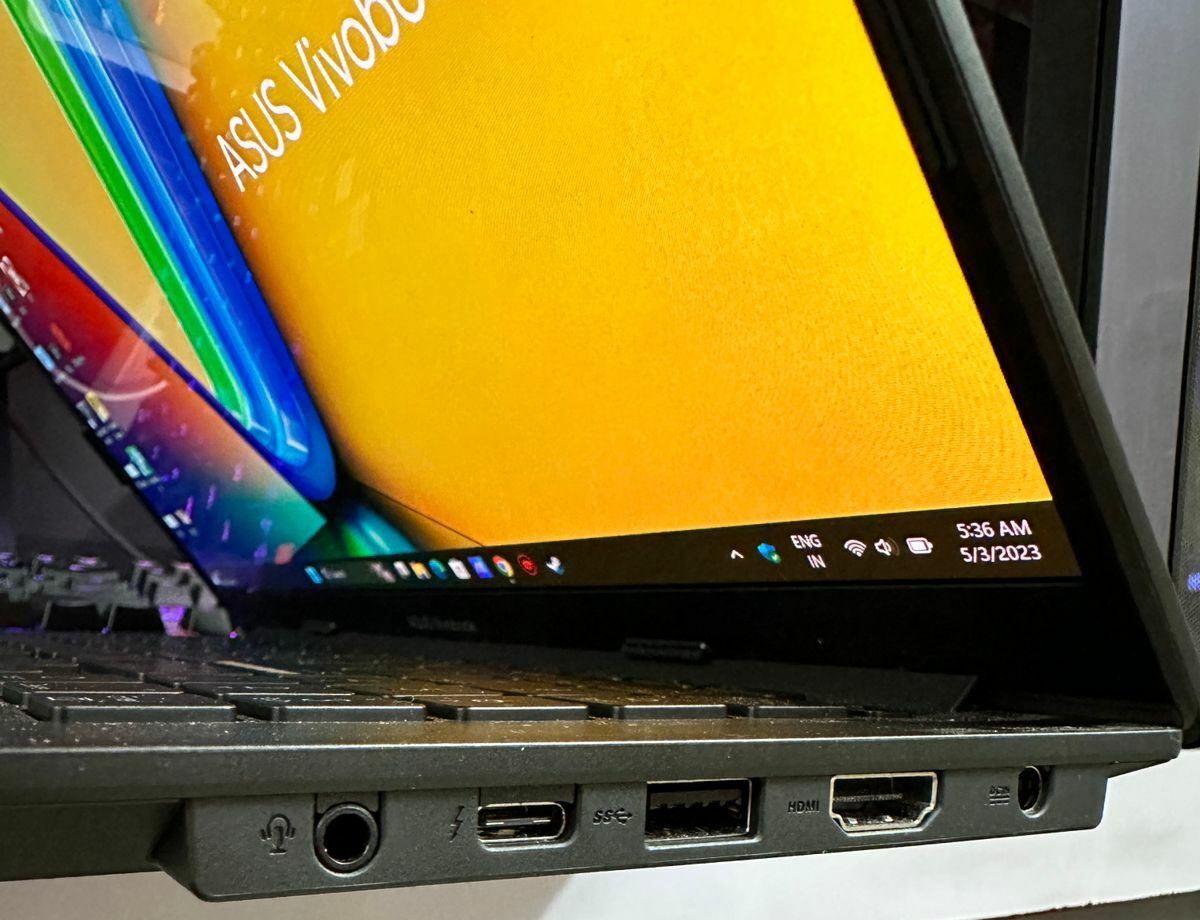 asus vivobook s15 oled full review: io ports on right