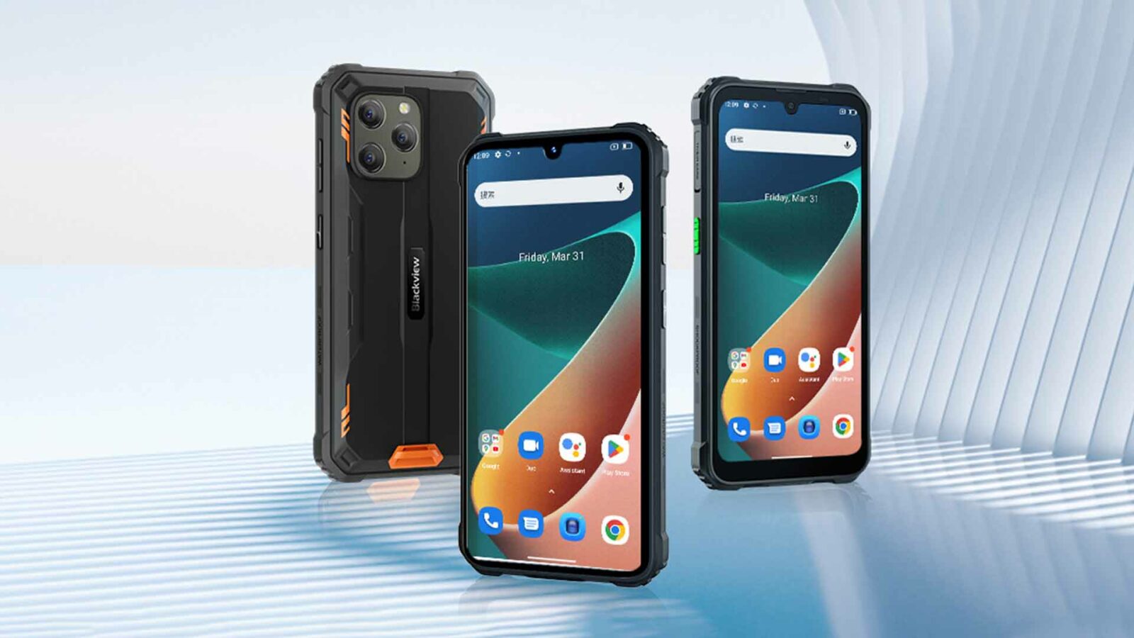 Un iPhone 12 negru cu o carcasă de telefon mobil și o captură de ecran a unui gadget multimedia afișată pe ecranul său este un dispozitiv de comunicare zilnică.