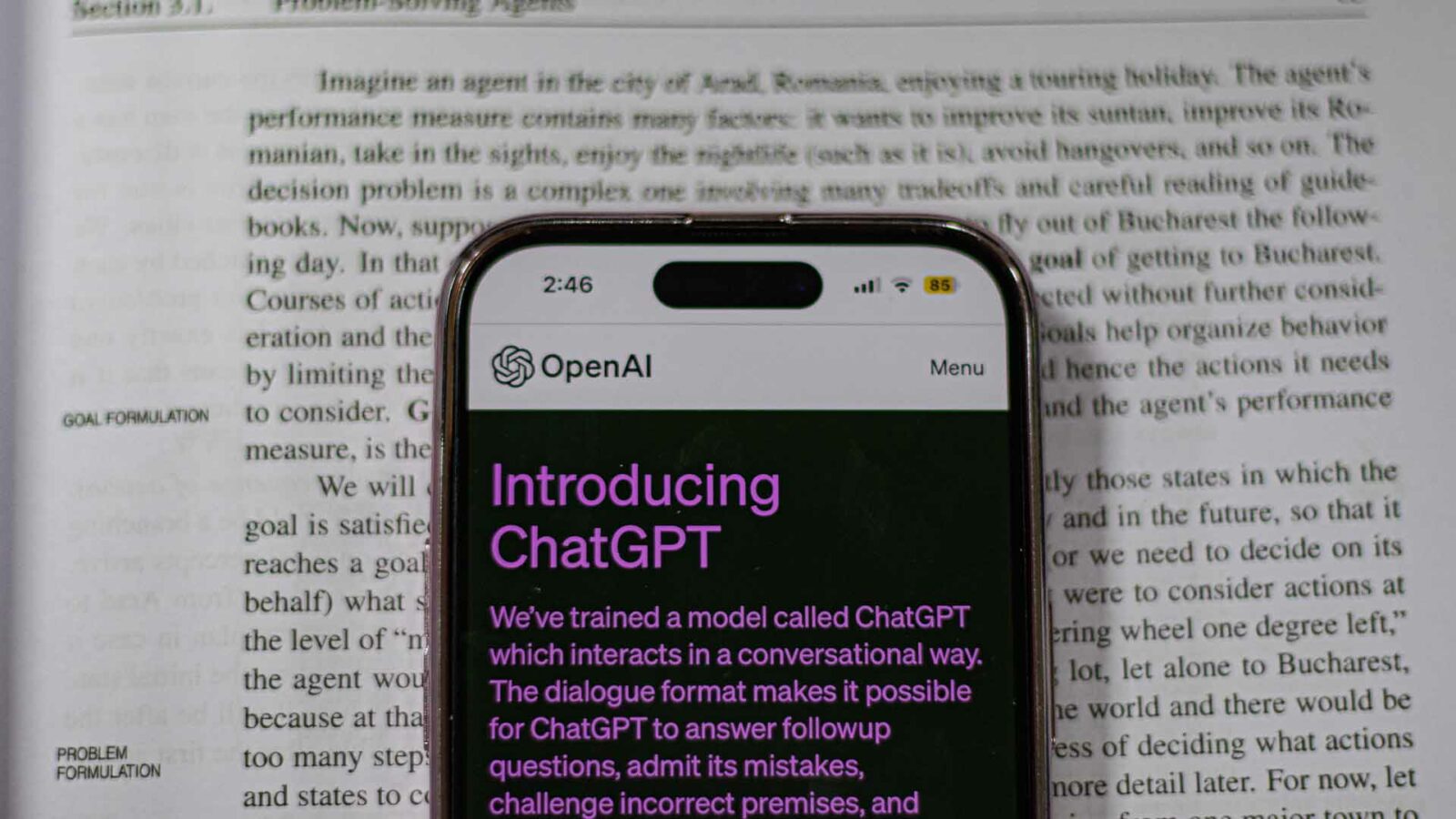 ChatGPT на телефоне перед текстом