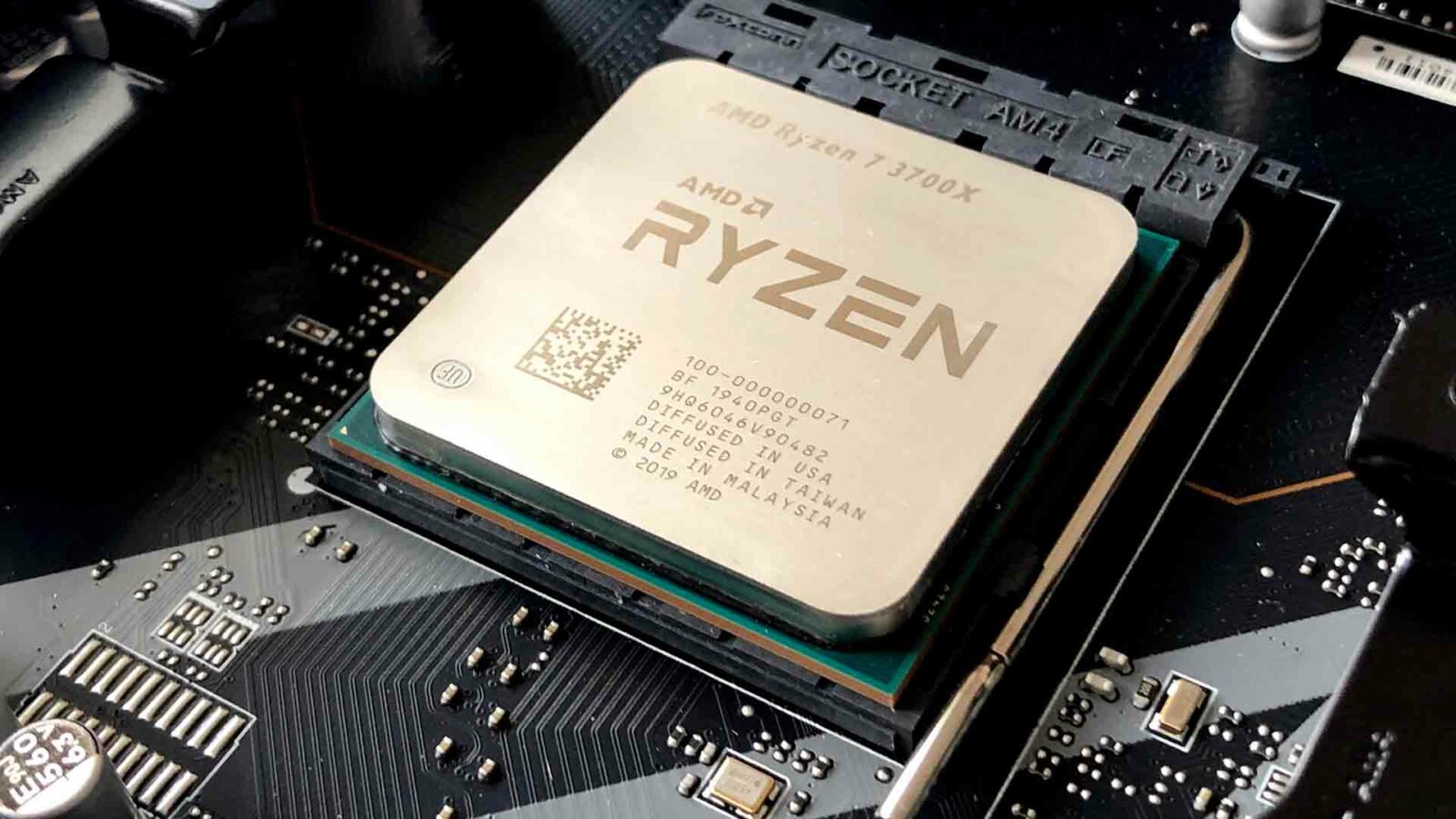 硬件程序員正在積極組裝計算機組件,其中包含各種電子、文本、電子工程、電路組件、電子設備、無源電路組件、CPU、只讀存儲器、計算機 EXTEND SOCKET AMA PFE AMD Ryzen 7 3700X AMD DI RYZEN 100 -000000071 BF 1940PGT 9H06046V90482 在美國擴散 在台灣擴散 AM 3n 馬來西亞製造 ₾ 2019 AMD 099 6,3 年。