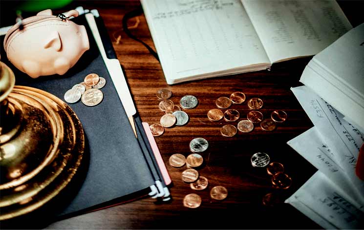 Acestea sunt cele 4 tipuri de colecționari de monede 2 Monedas antiguas sobre escritorio