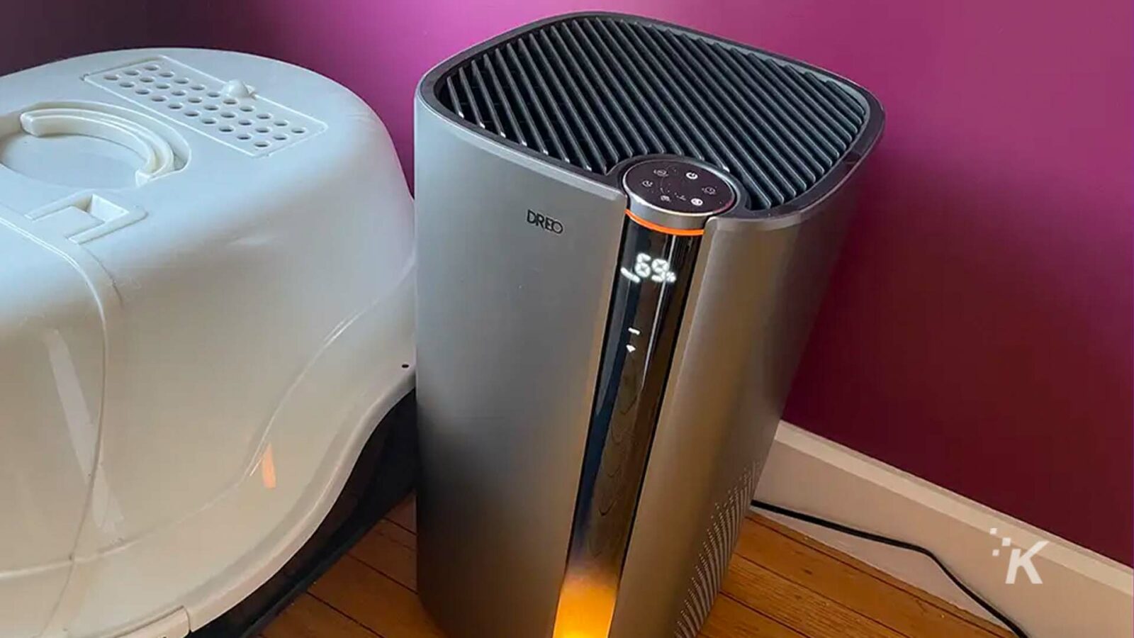 Un appareil électroménager moderne se dresse au milieu d'une pièce intérieure, émettant une douce lueur.