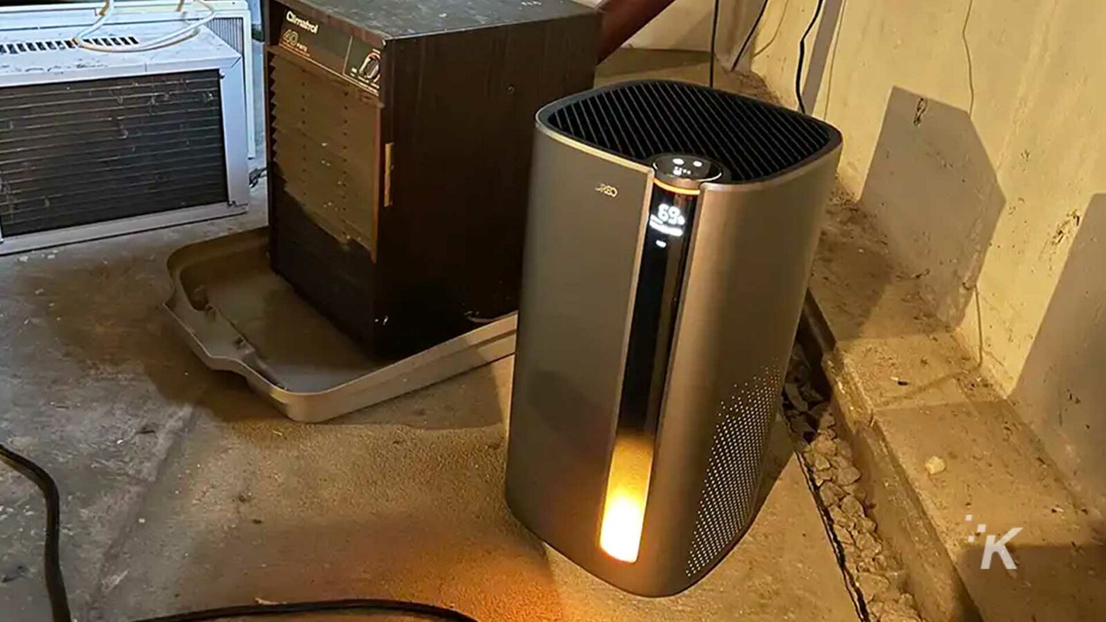Un climatiseur moderne, purificateur d'air au sous-sol