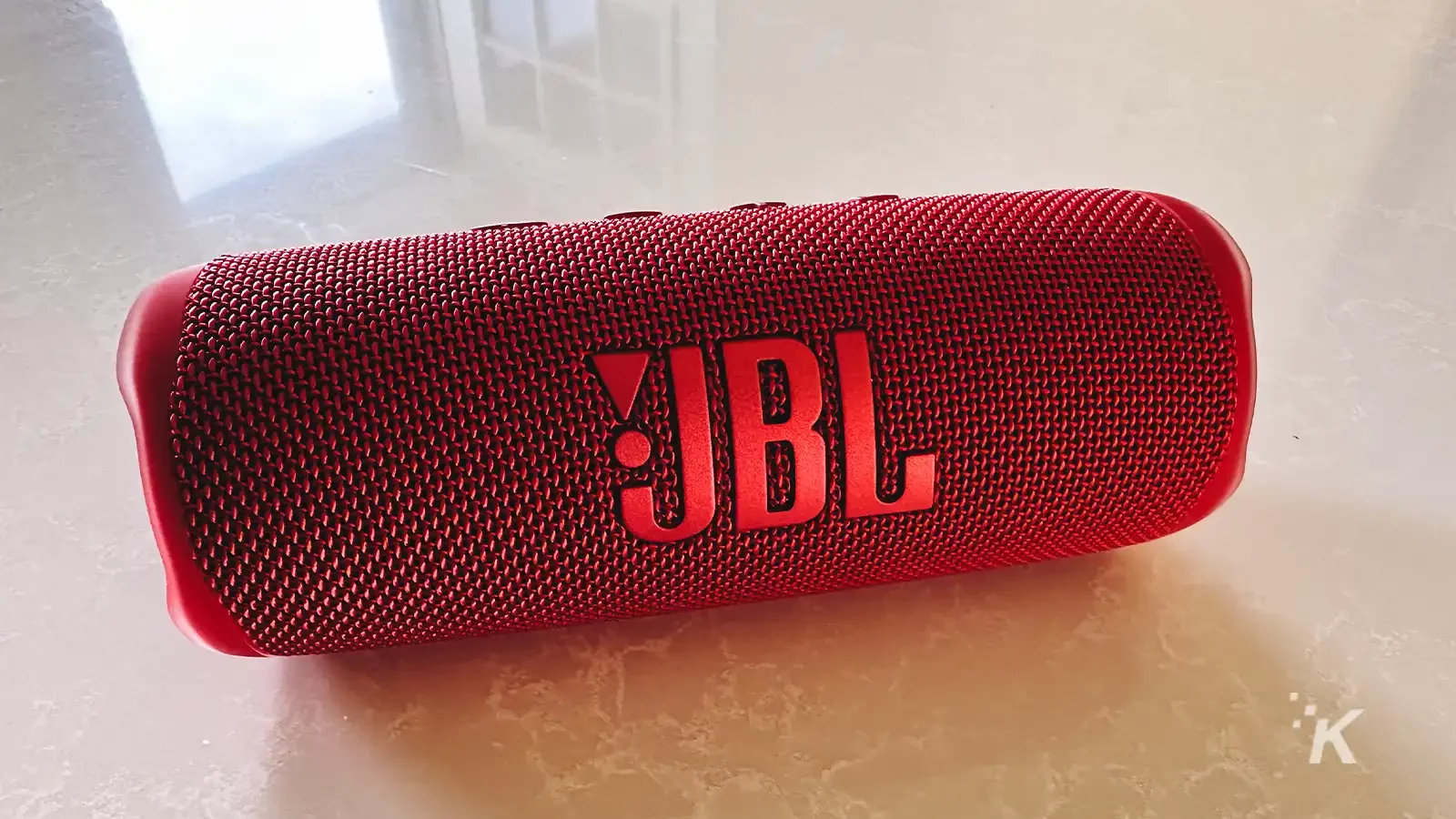 Портативная колонка JBL Flip 6 красная на столе