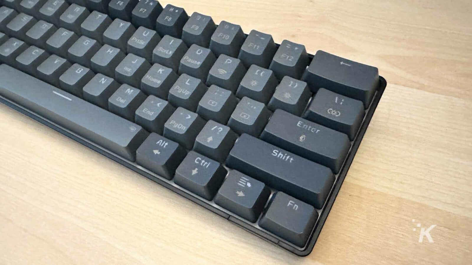 Un primo piano della tastiera meccanica SABLUTE