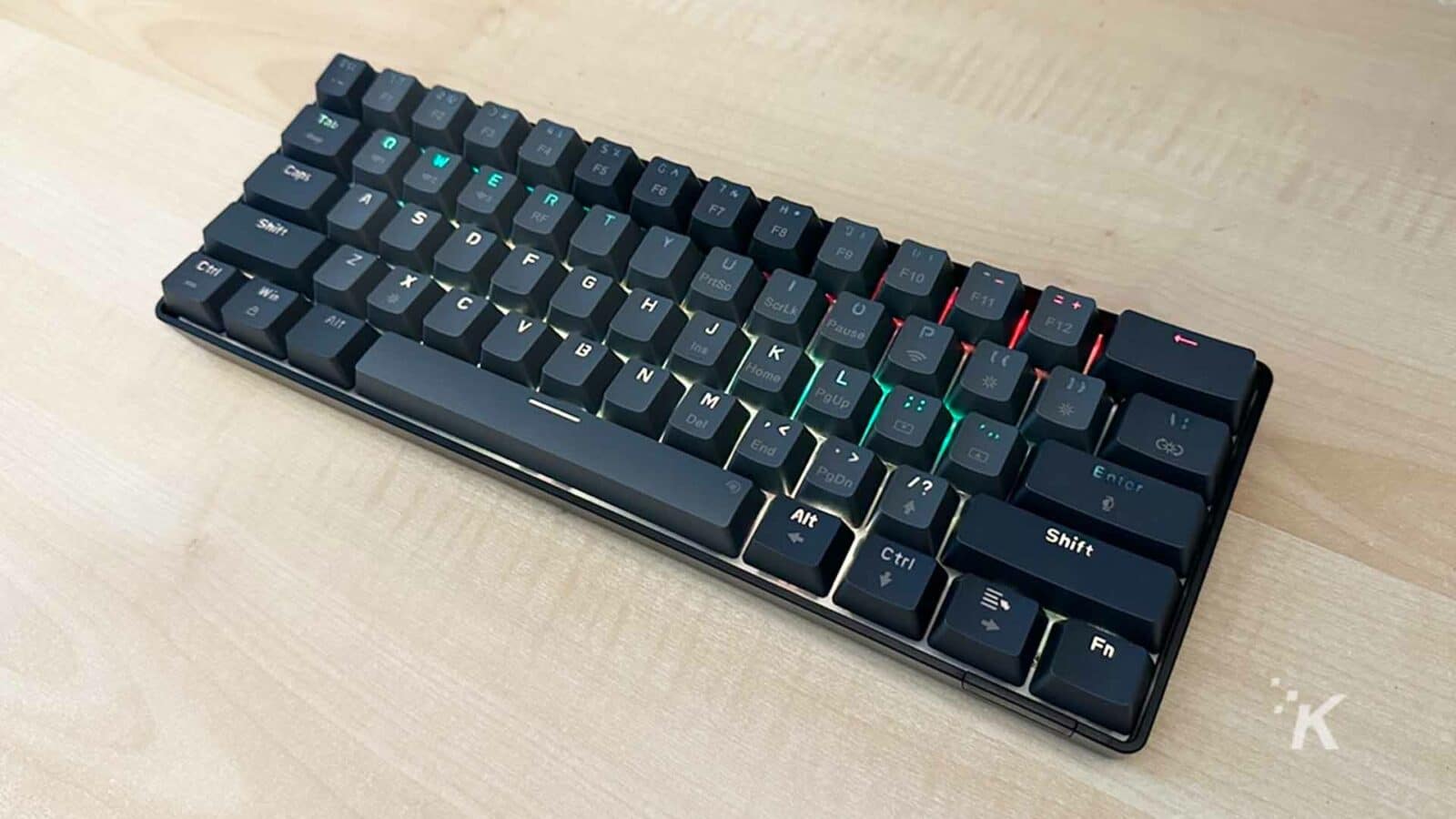 La tastiera meccanica wireless SABLUTE S6 illumina i tasti sulla scrivania.