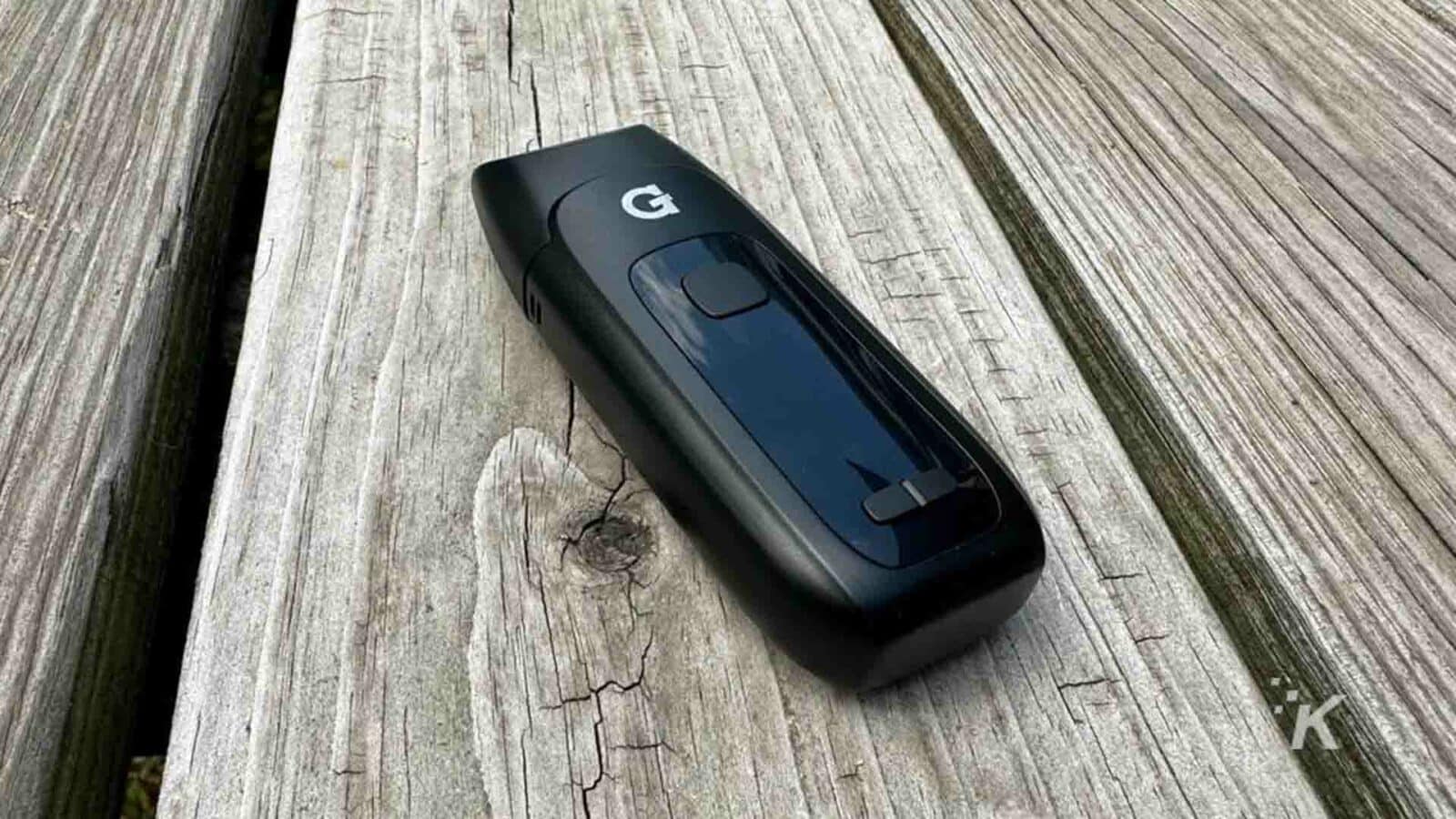 G-Pen Dash+vaporizer di dek kayu