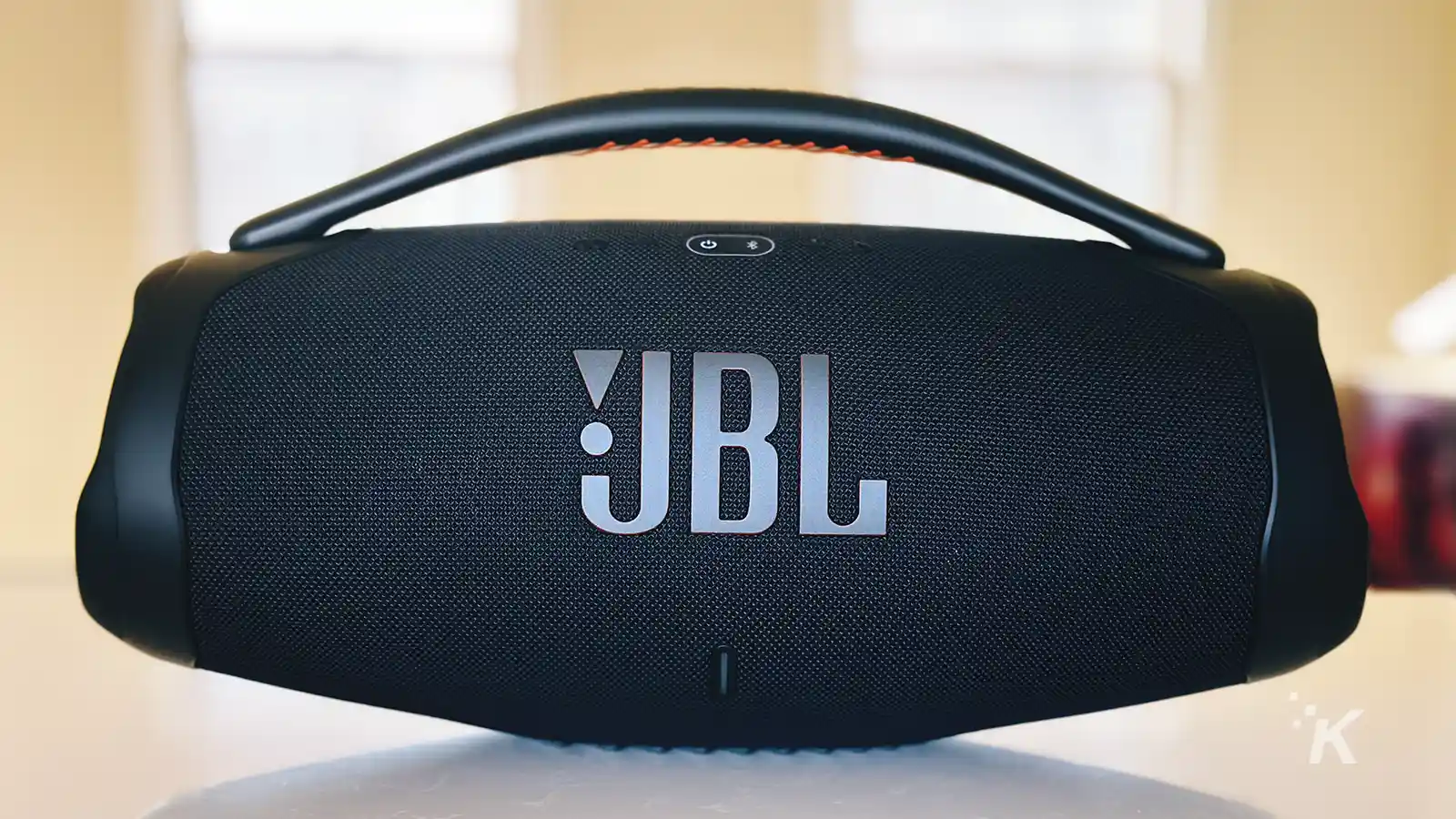 Masanın önünde JBL Boombox 3 taşınabilir hoparlör siyah
