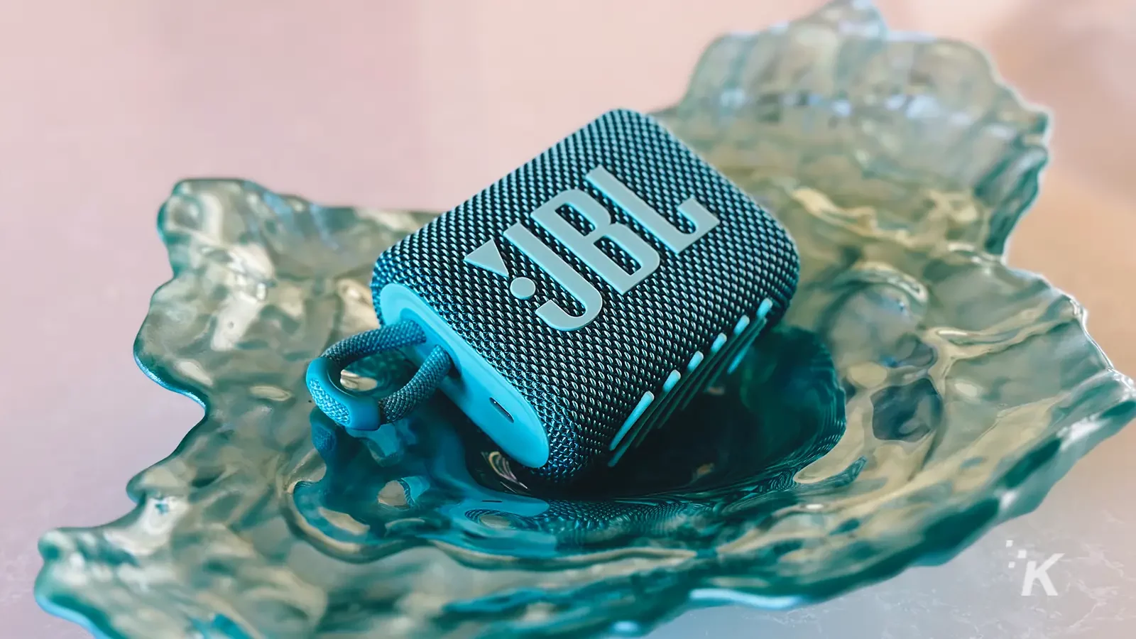 Bir tepsi üzerinde JBL Go 3 taşınabilir hoparlör deniz mavisi