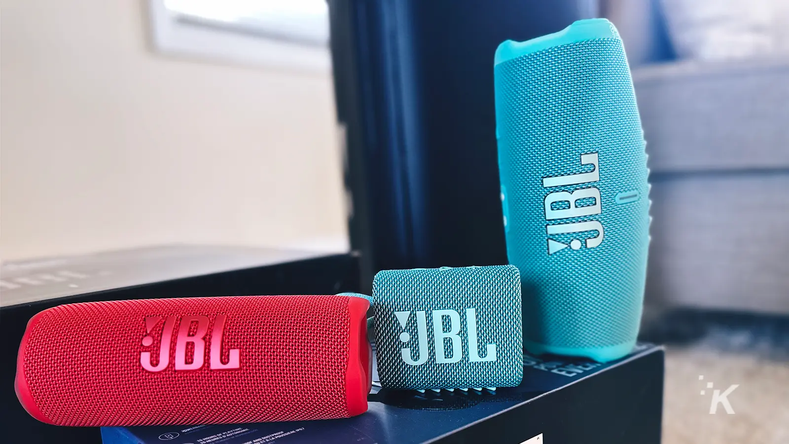 Kutu üzerinde JBL taşınabilir hoparlörler