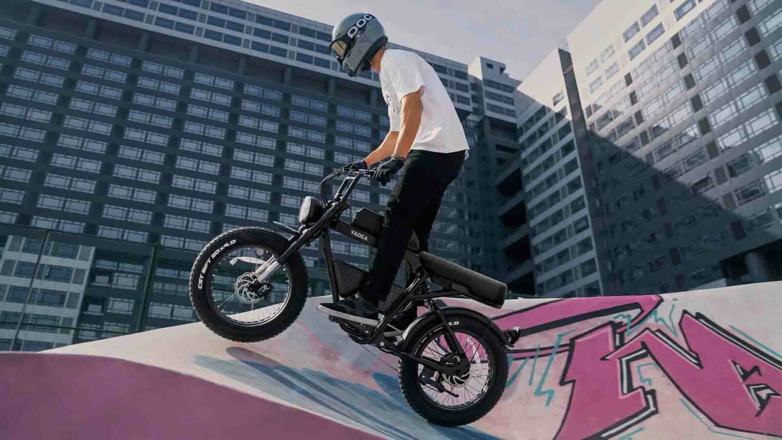 Osoba jedzie na e-rowerze Trooper 01