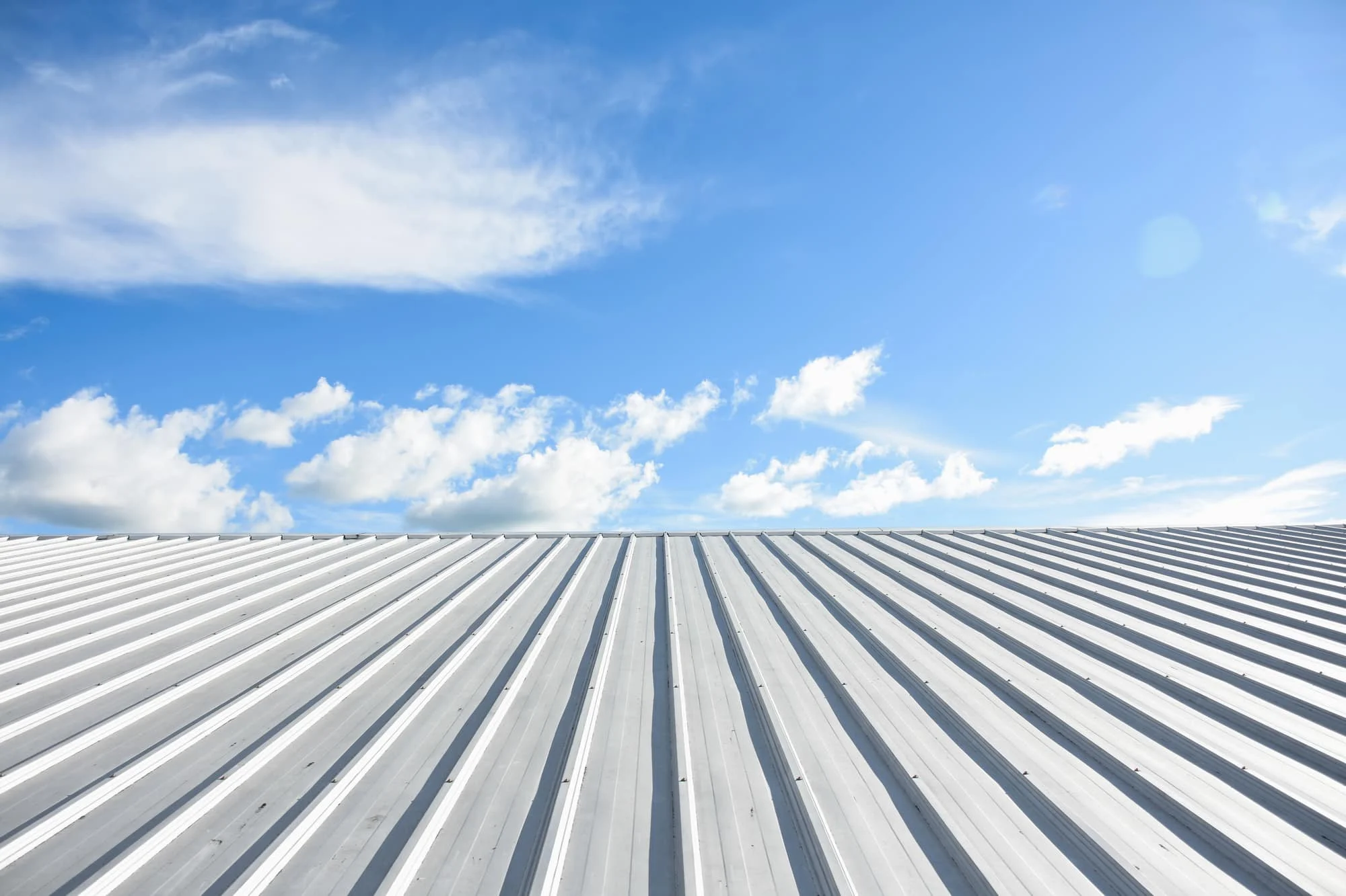 Installer une toiture métallique sur des bâtiments commerciaux : avantages et considérations 17 AdobeStock 535414551