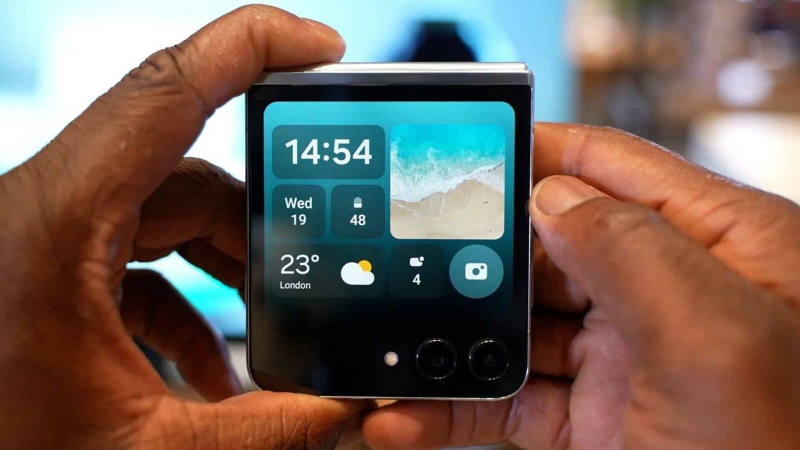 Galaxy Z flip 5 携帯電話を持っている人。