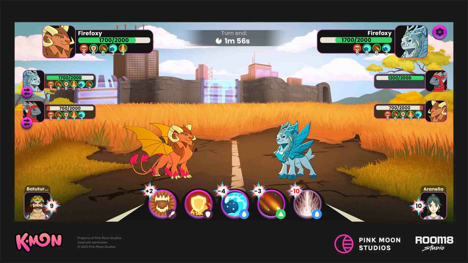 この画像では、人が Firefoxy と呼ばれるゲームをプレイしています。このゲームでは、サイコロを振ってゲーム ボード上で駒を移動します。全文: Firefoxy ターンエンド: Firefoxy 1700/2000 Im 56s 1700/2000 1700/2000 1200/2000 6 700/2000 700/2000 Batutur ... -3 10 Aranella 10 K-MON 許可を得て flink Moon Studios Jsed の所有物 PINK MOON ROOM8 2023 ピンクムーンスタジオ STUDIOS STUDIO