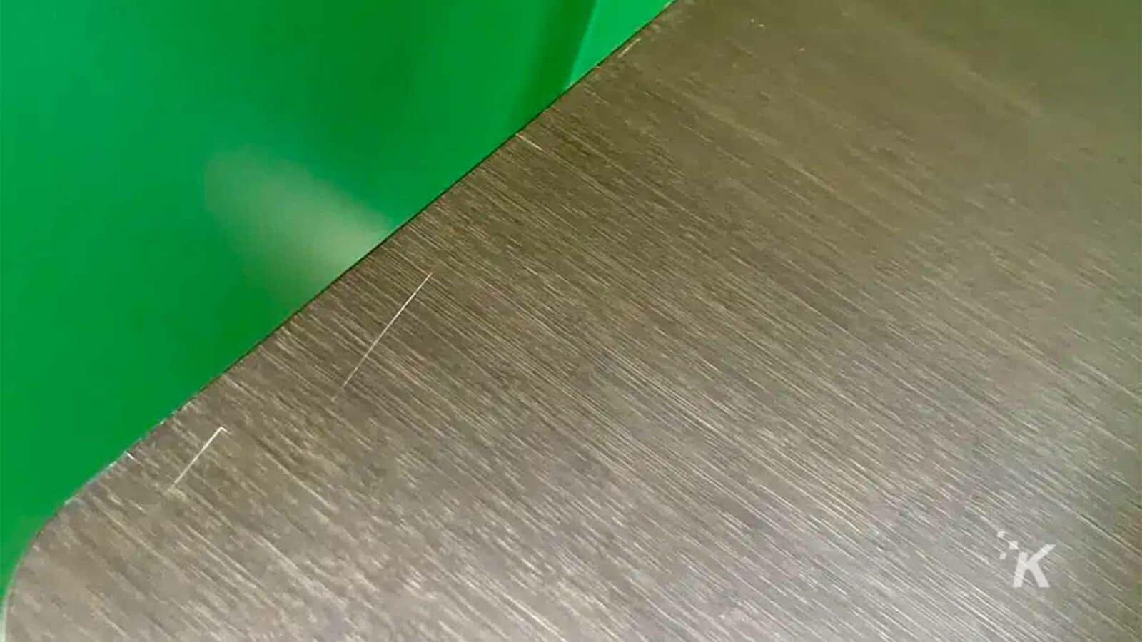 خدوش على سطح مكتب خشبي.
