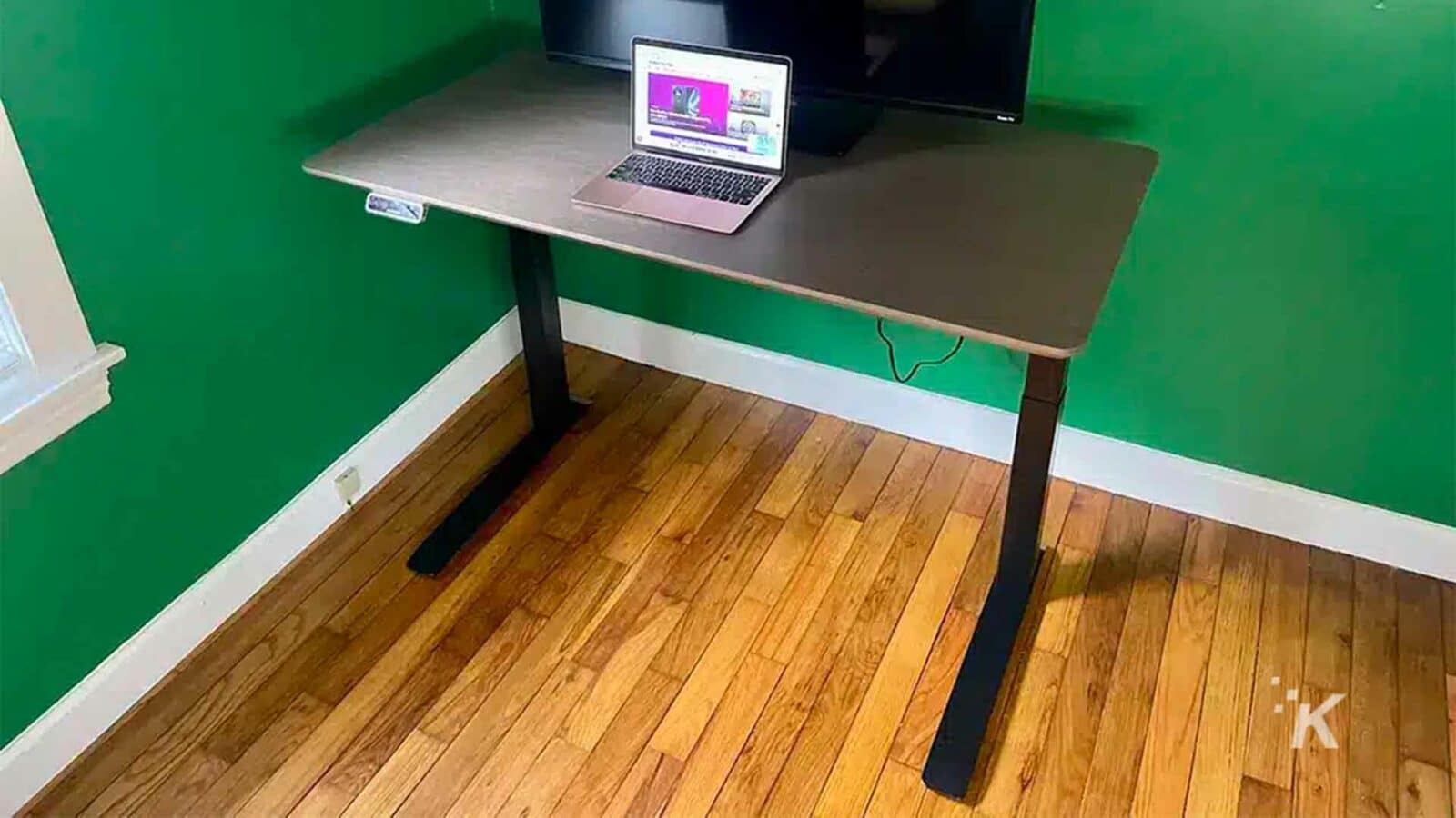 الكمبيوتر المحمول موضوع على المنضدة ، مكتب Flexisport E7 Premium القائم
