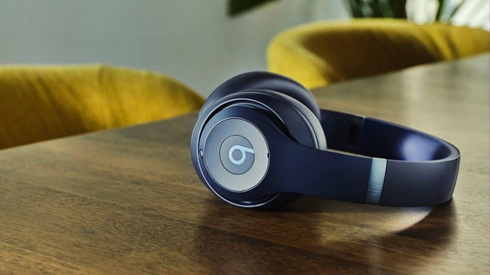 Beats Studio Pro 放在桌子上