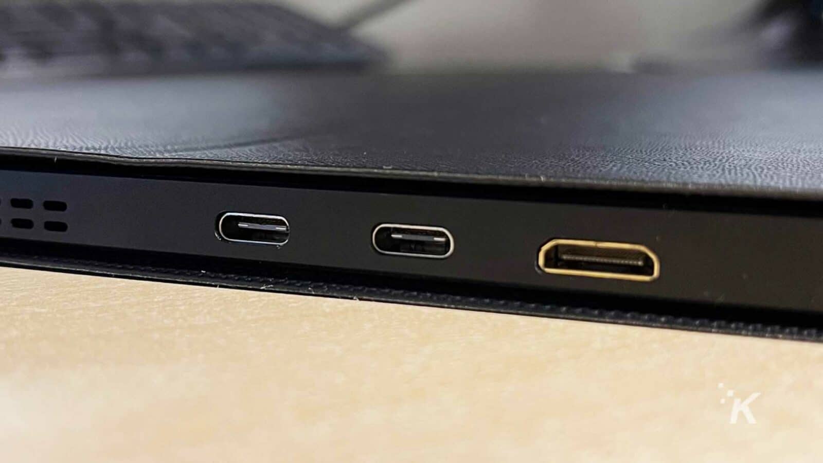 UPPERFECT-monitor portabil în apropierea conectorilor