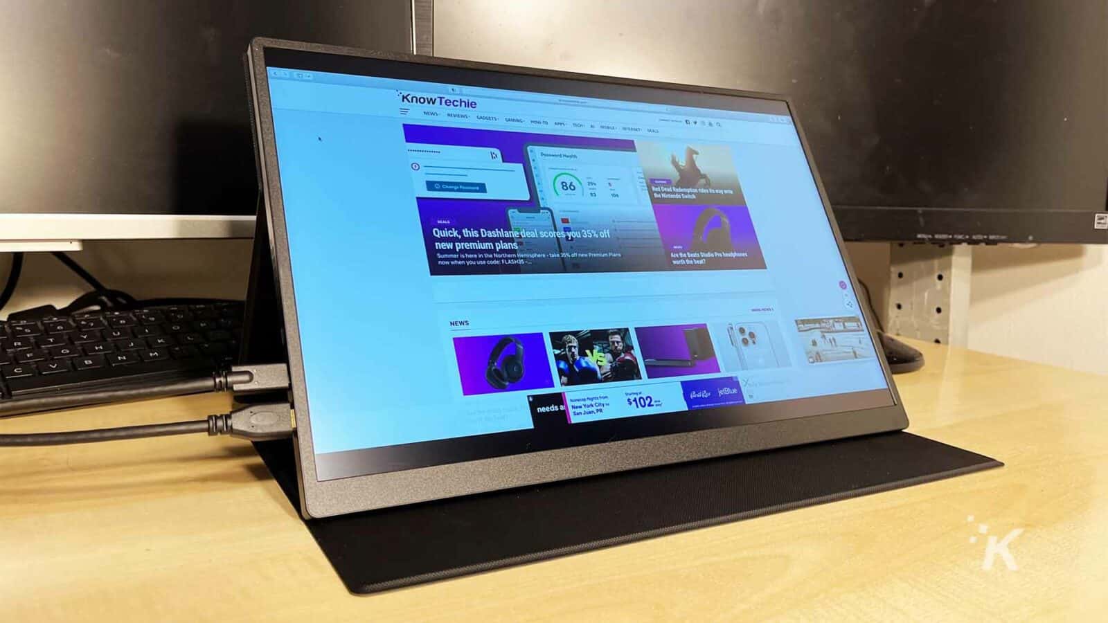 UPERFECT-monitor portabil pe un birou cu site-ul web KnowTechie pe ecran