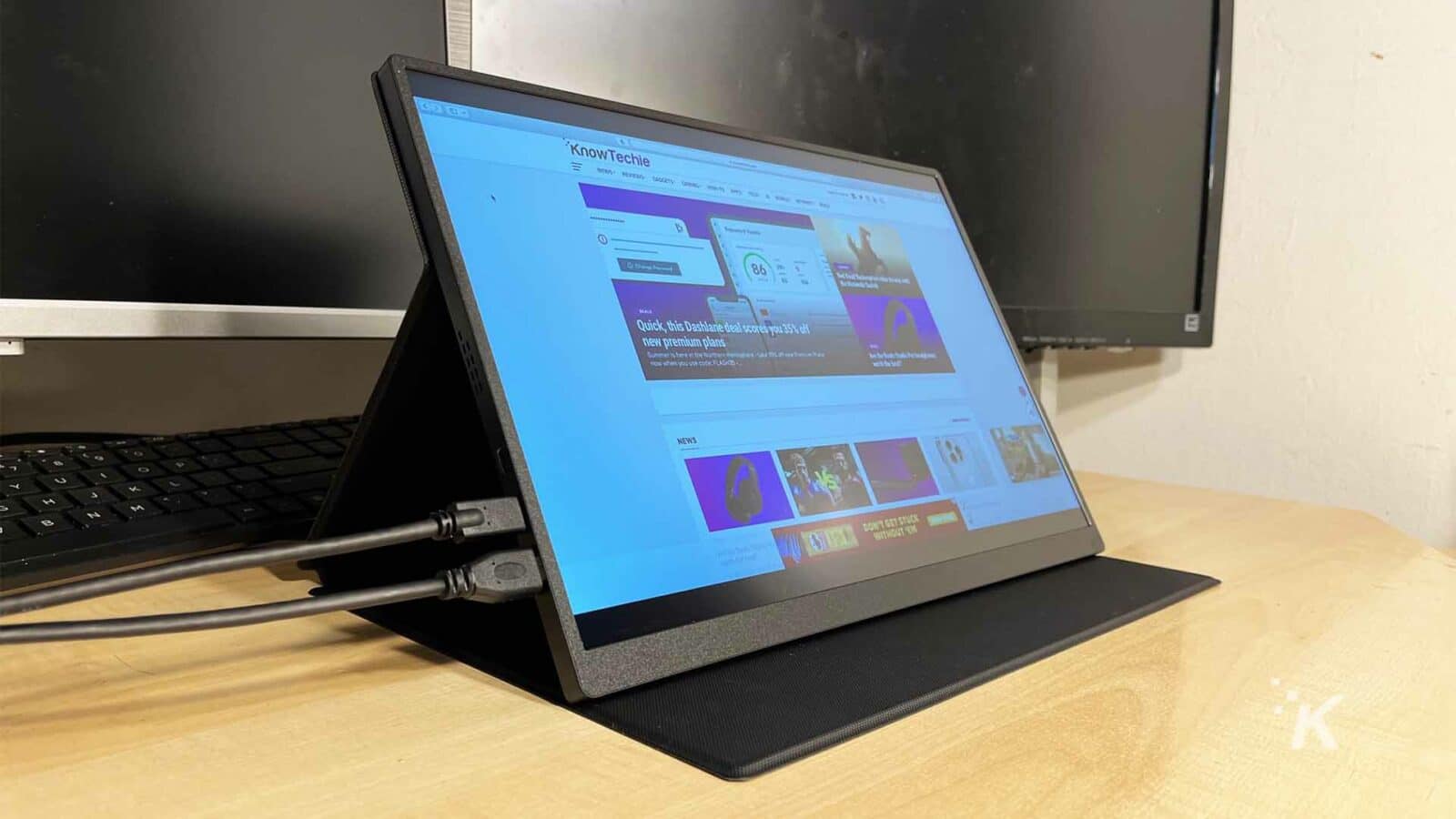 UPERFECT-monitor portabil pe un birou cu site-ul web KnowTechie pe ecran