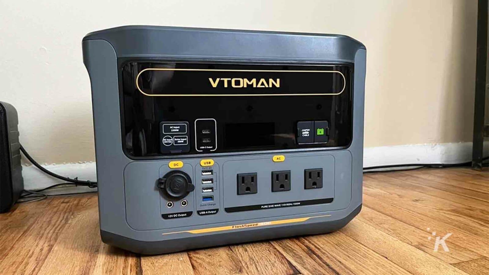거실의 VTOMAN FlashSpeed 1500 발전소