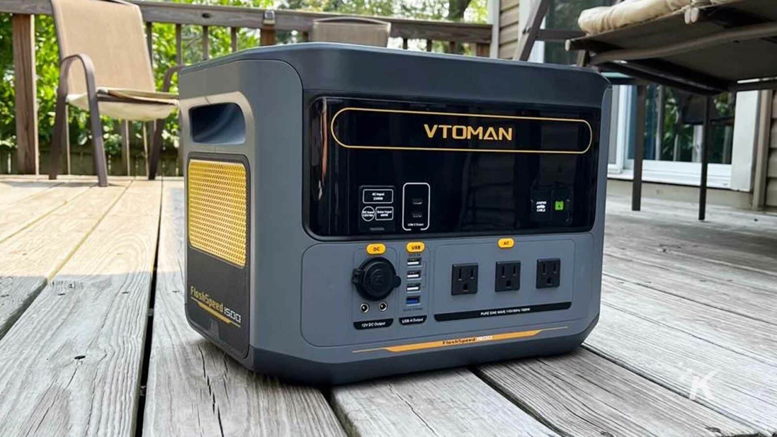 집 데크에 있는 VTOMAN FlashSpeed 1500 발전소.