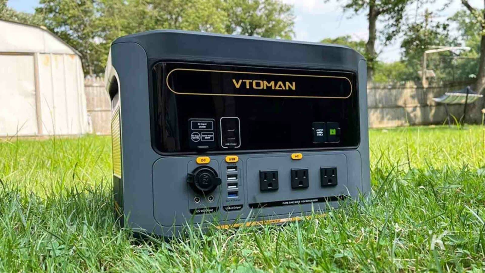 야외 잔디에 있는 VTOMAN FlashSpeed 1500 발전소