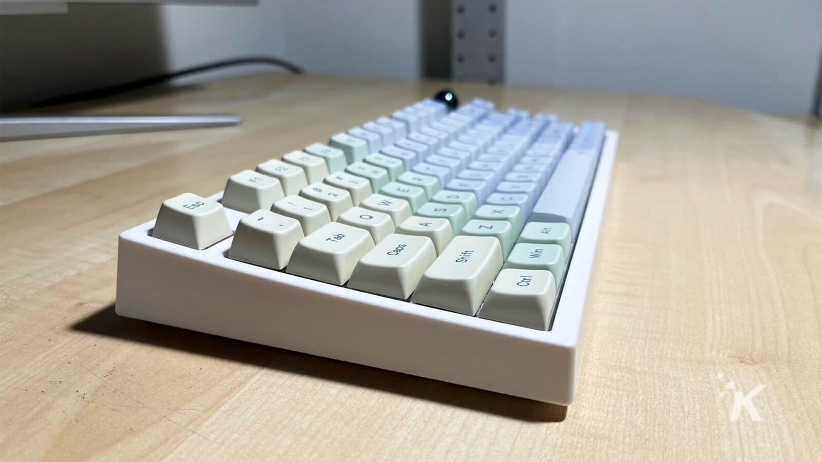 Clavier EPOMAKER TH80 PRO du côté gauche