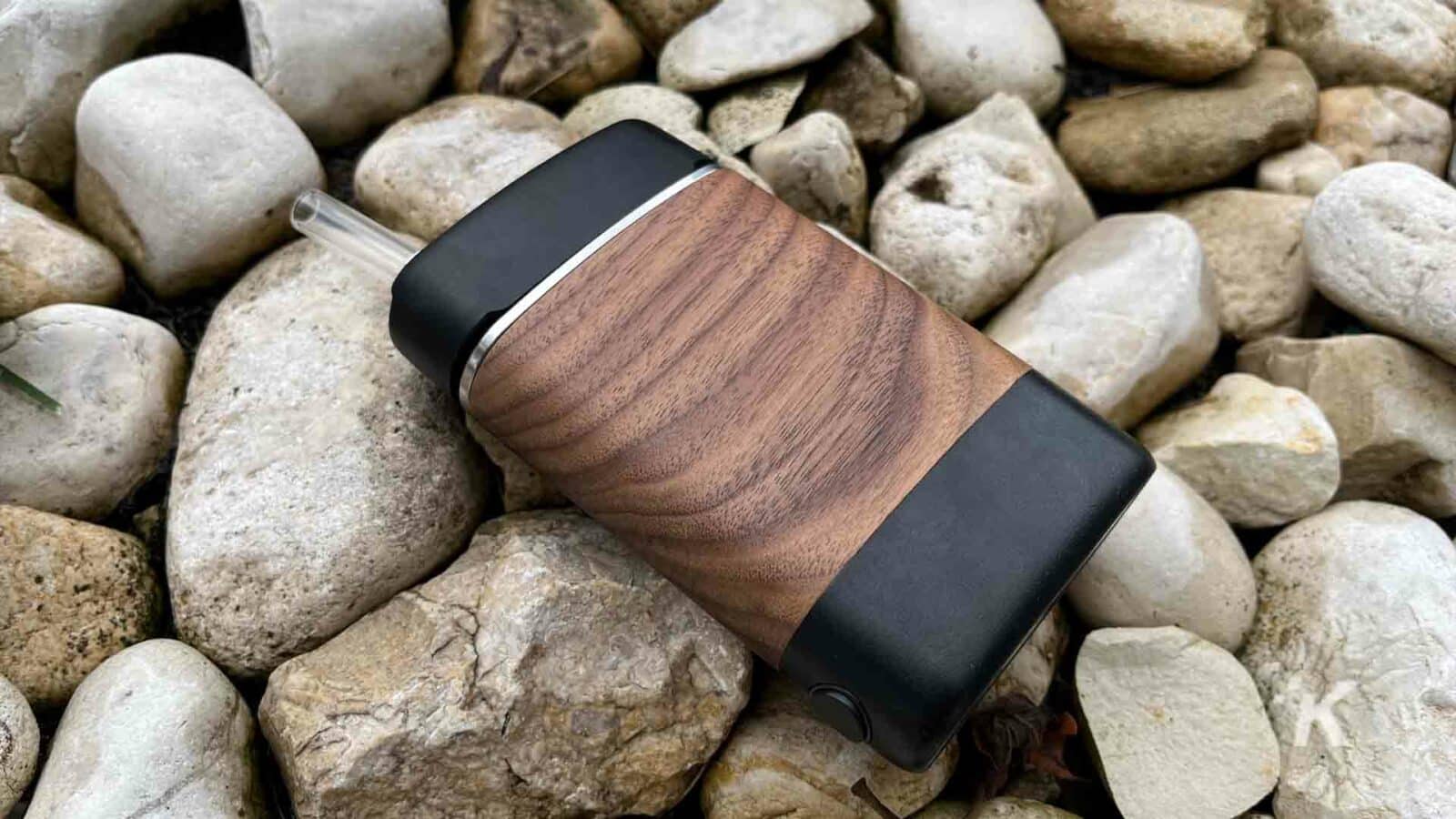YLLVAPE 的安格斯卤素蒸发器在户外岩石旁