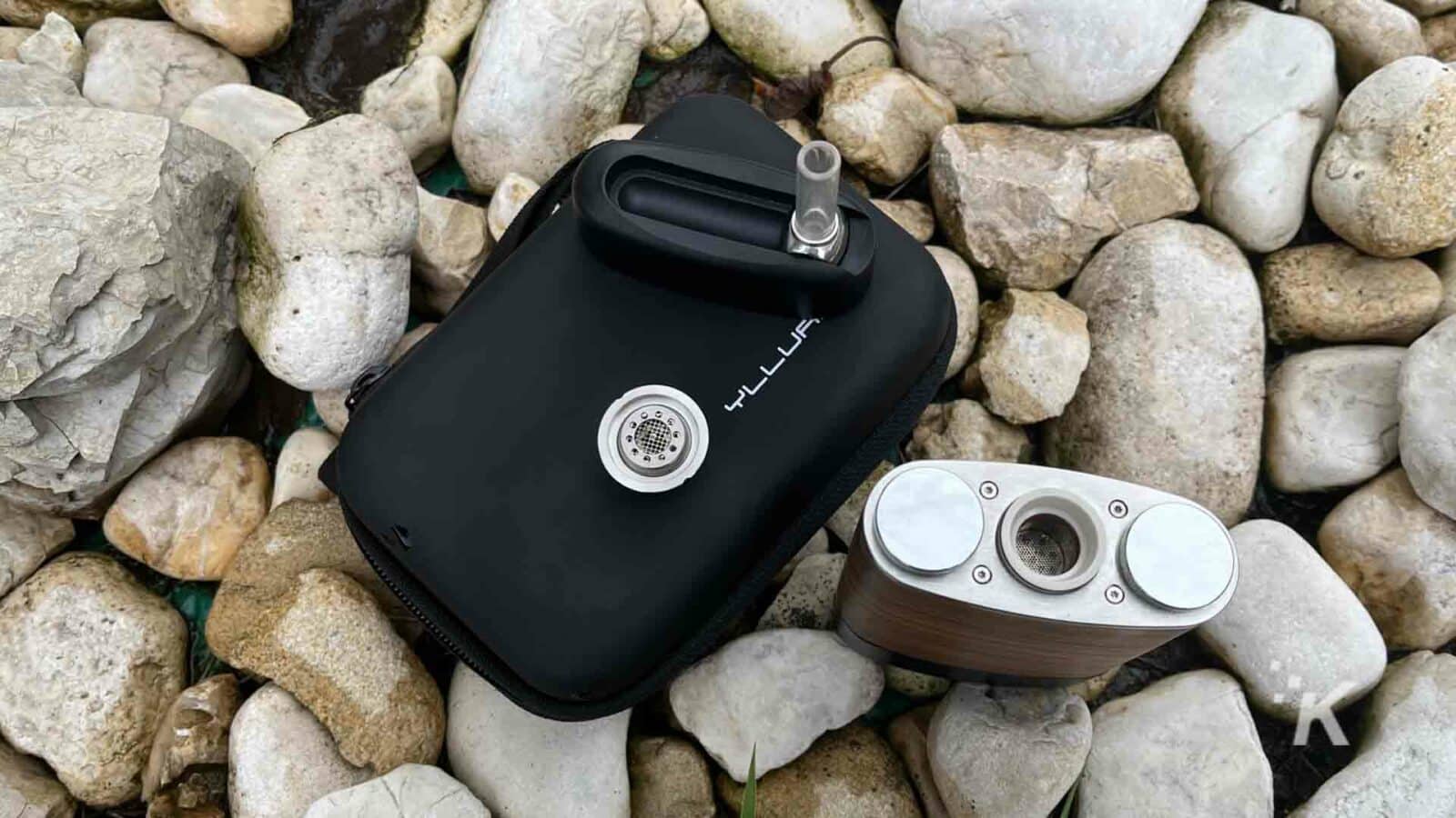 YLLVAPE 的安格斯卤素蒸发器在户外岩石旁
