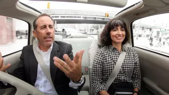 Comediantes em carros tomando café
