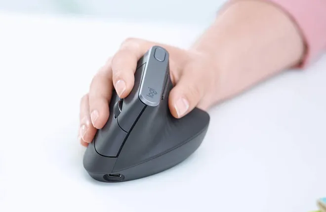 Quais são algumas vantagens de usar um mouse ergonômico?