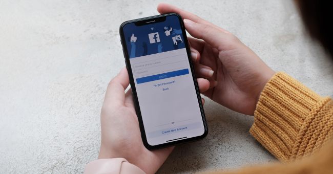 Postare anonimă pe Facebook