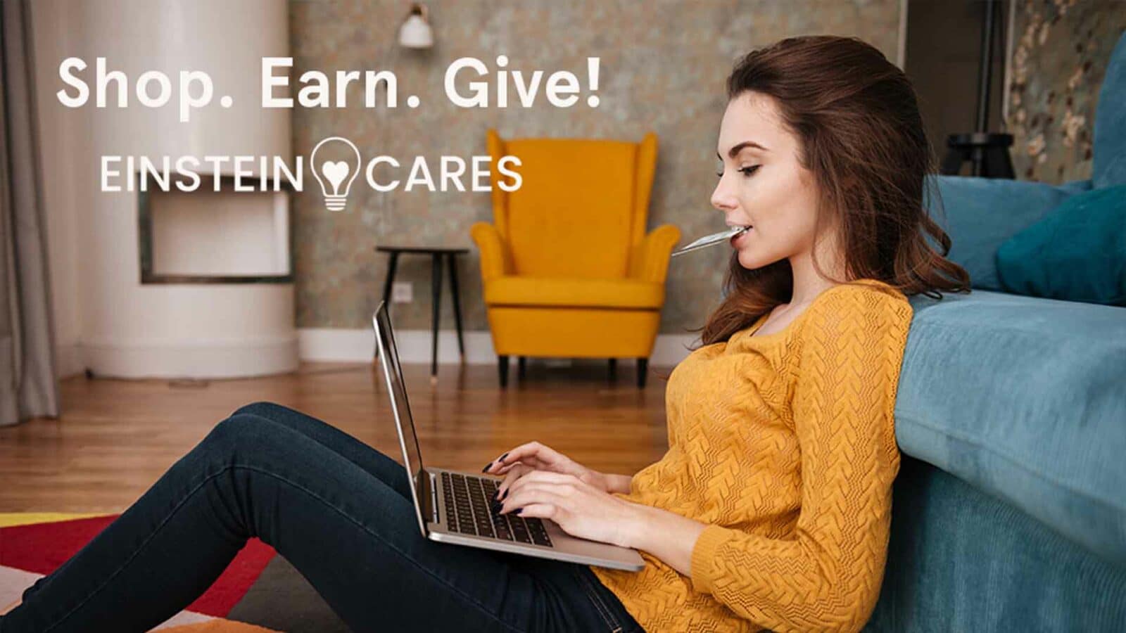 persoană pe laptop care donează către EinsteinCares
