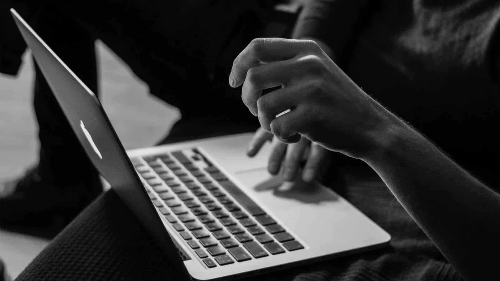 Dizüstü bilgisayarda e-posta kullanan kişi
