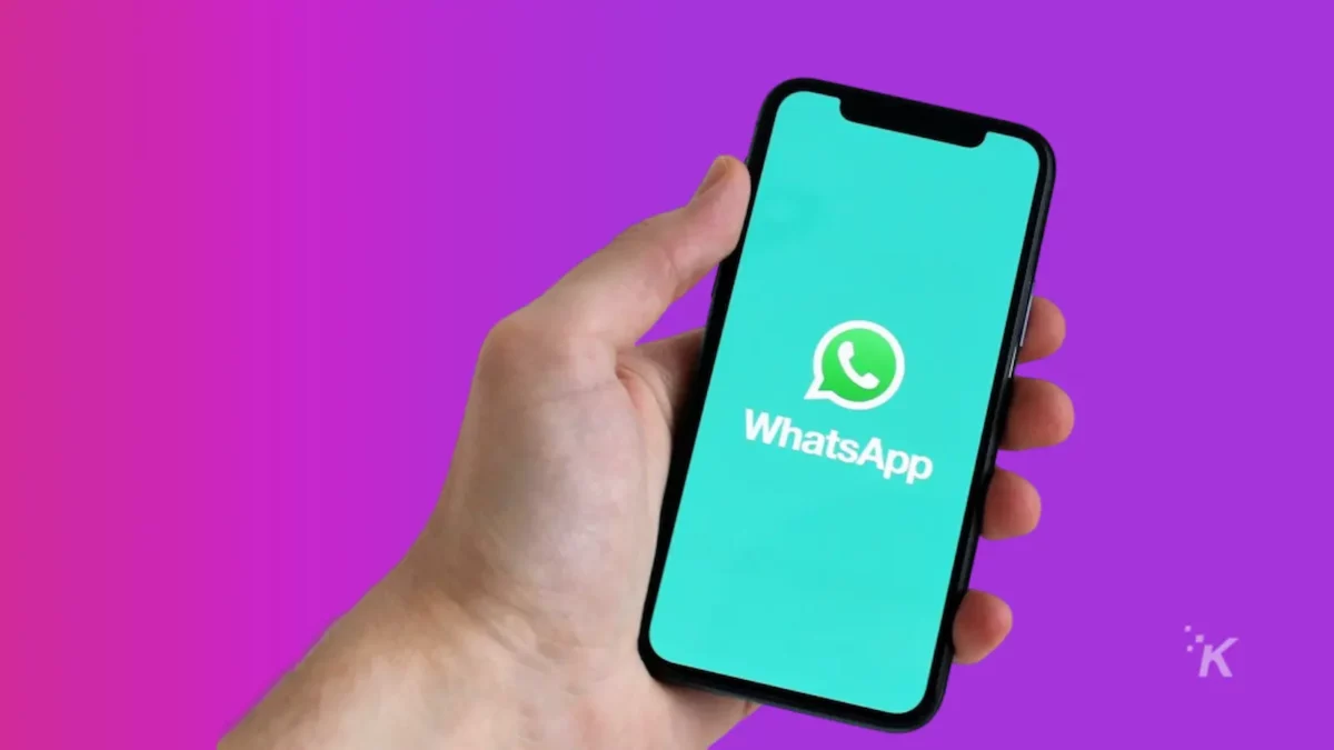 como criar e administrar um grupo Whatsapp 5 Whatsapp-phone-in-hand