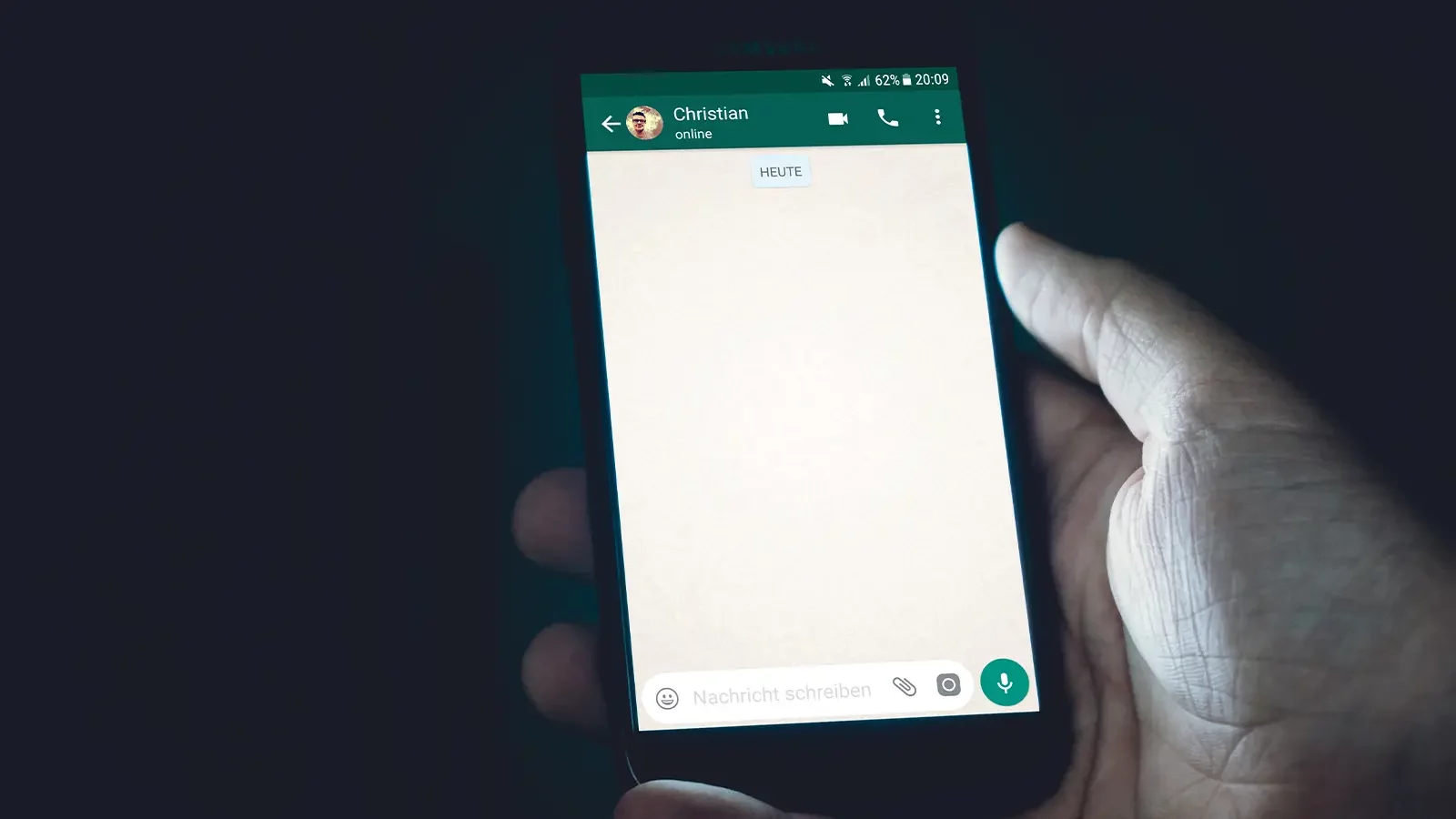 como criar e administrar um grupo Whatsapp 13 Person holding phone with whatsapp opened