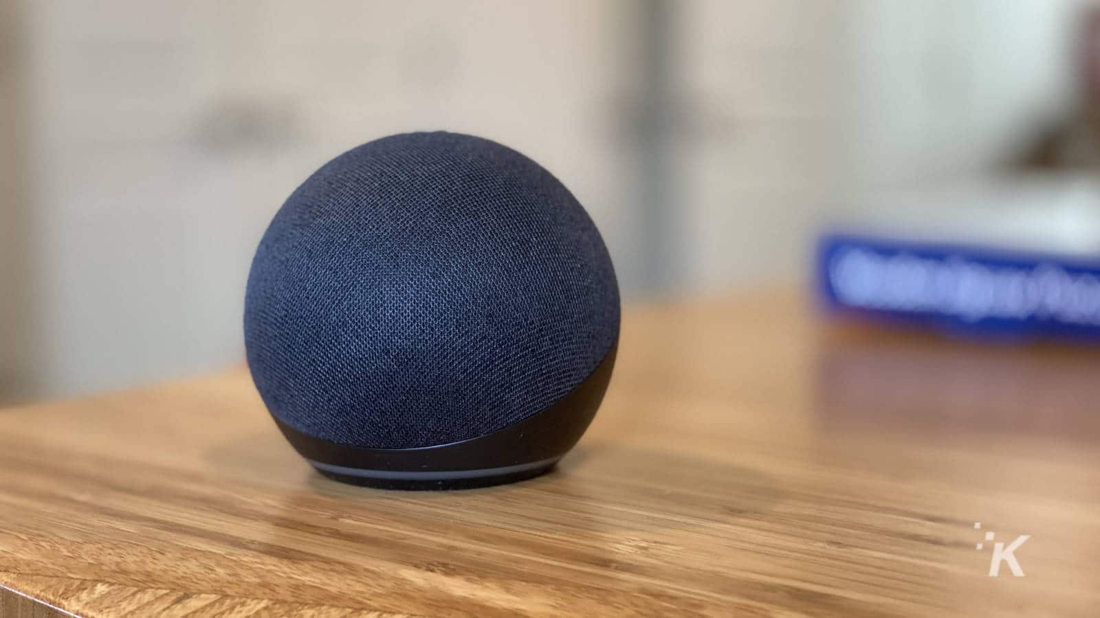 Amazon punto quarta generazione su un tavolo di legno