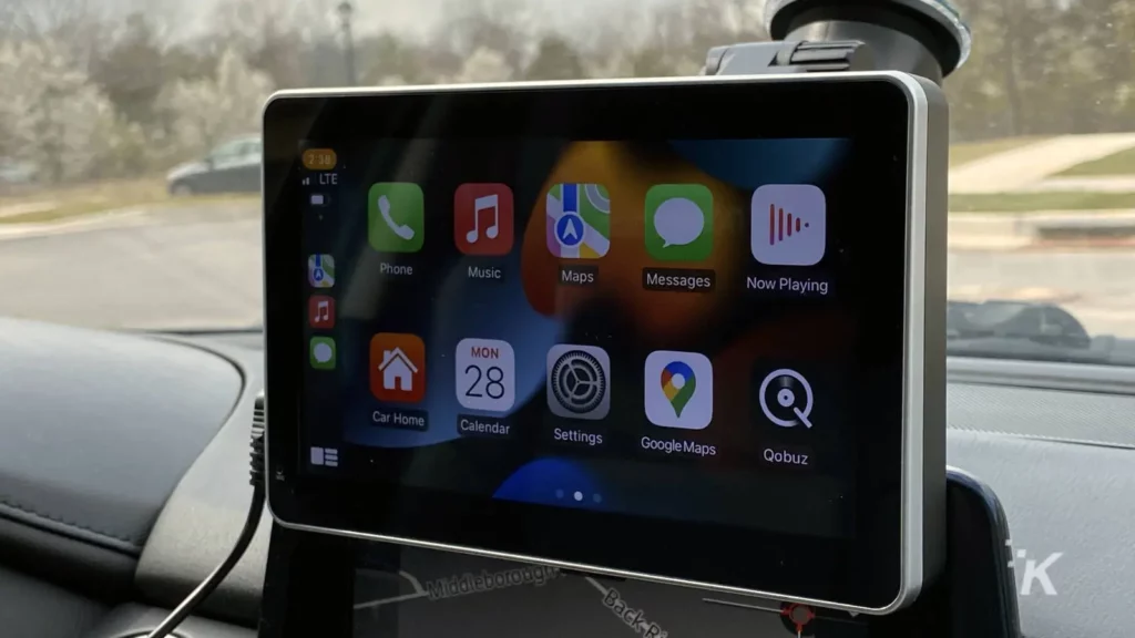 dongle $29 baru yang mengerikan untuk iPhone ini bagus, sebenarnya 7 Intellidash pro on windshield showing apple carplay in use
