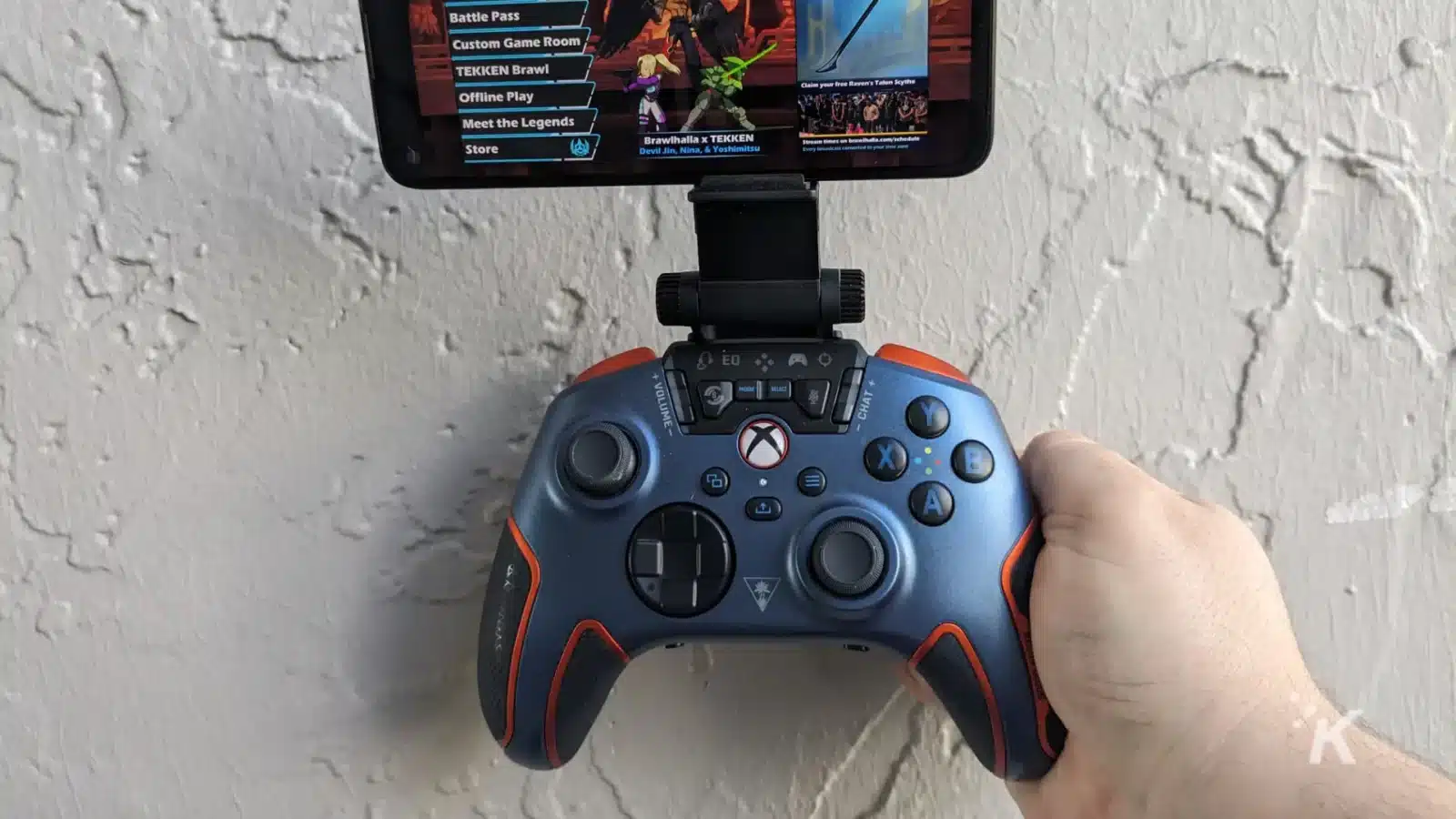 Rezension: Turtle Beach Recon Cloud 10 Turtle beach recon cloud controller held in a hand outside
